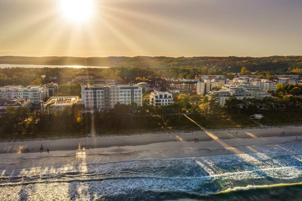 Sonnenuntergang über einem Strand in Ostseebad Binz auf Rügen