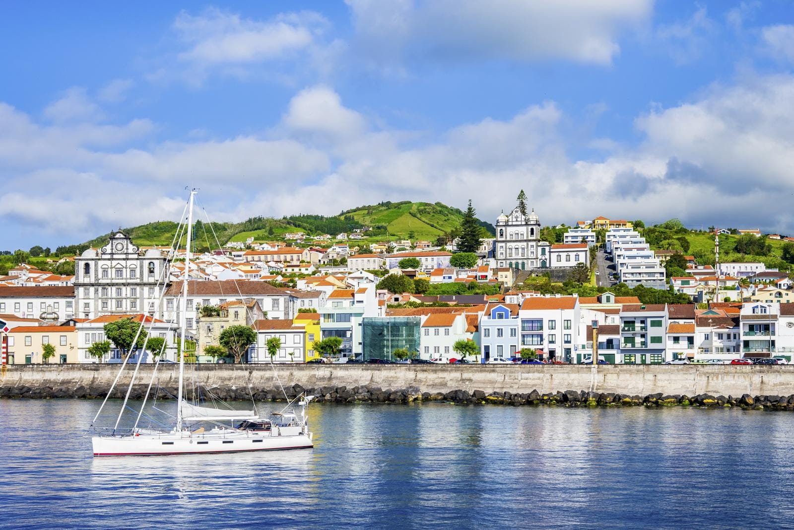 In Horta prägen farbenfrohe Häuser, eine lebendige Uferpromenade und Segelboote das charmante Stadtbild am Atlantik.