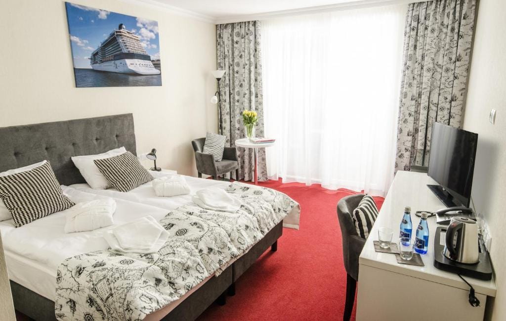 Gemütliches Hotelzimmer mit Kreuzfahrtmotiv an der Ostsee, entspannte Atmosphäre in Polen.