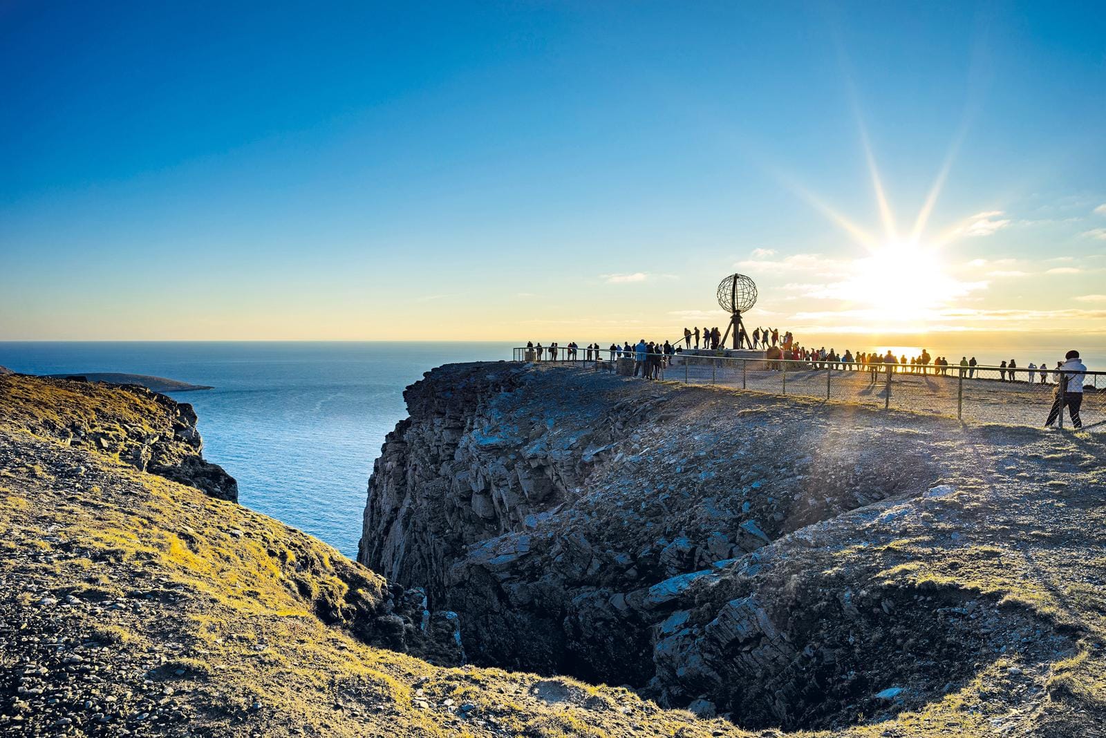 Besuch am Nordkap in Norwegen bei Sonnenuntergang, imposante Klippen und Meerblick.