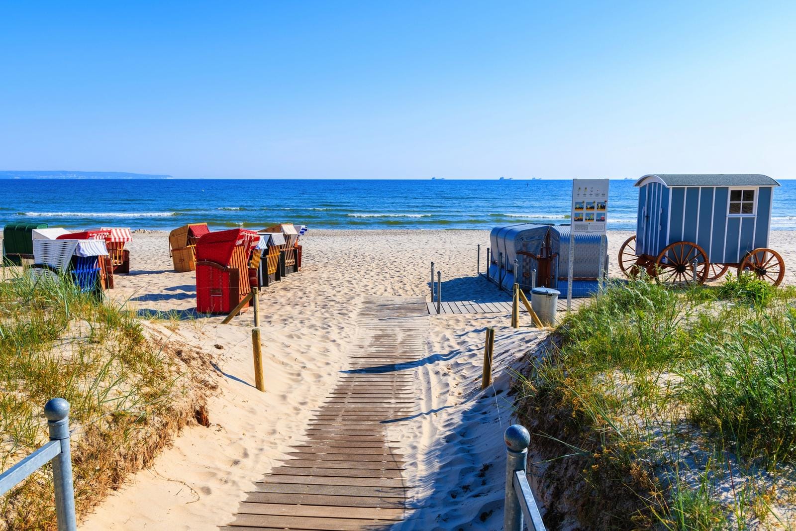 Strandkörbe am Strand auf Rügen
