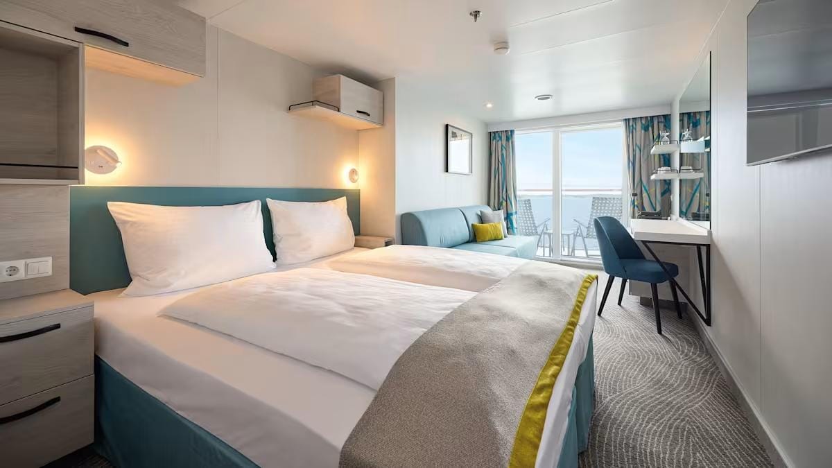 Gemütliche Kabine auf Kreuzfahrtschiff Mein Schiff 2, perfekt für eine Reise durchs Mittelmeer.