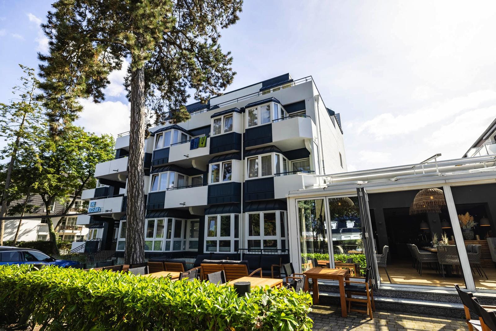 Modernes Hotel THE OCEANs mit Balkon und sonnigem Außenbereich.
