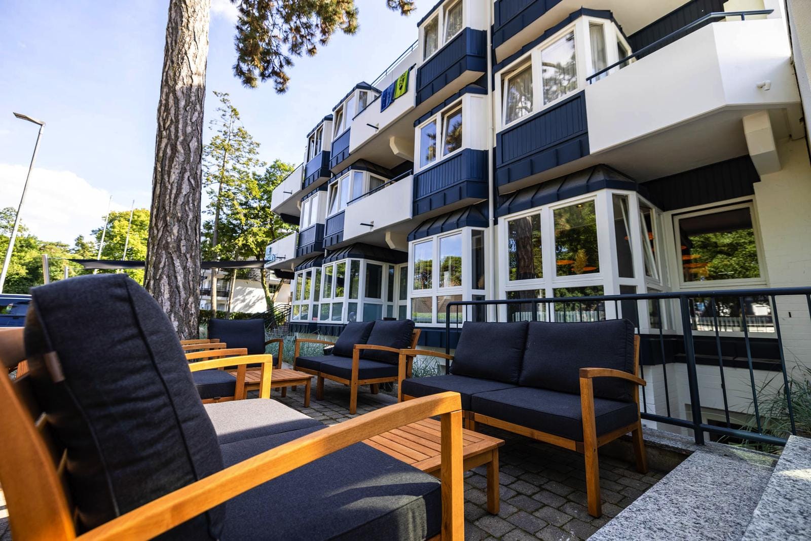 Moderne Terrasse THE OCEANs Hotel