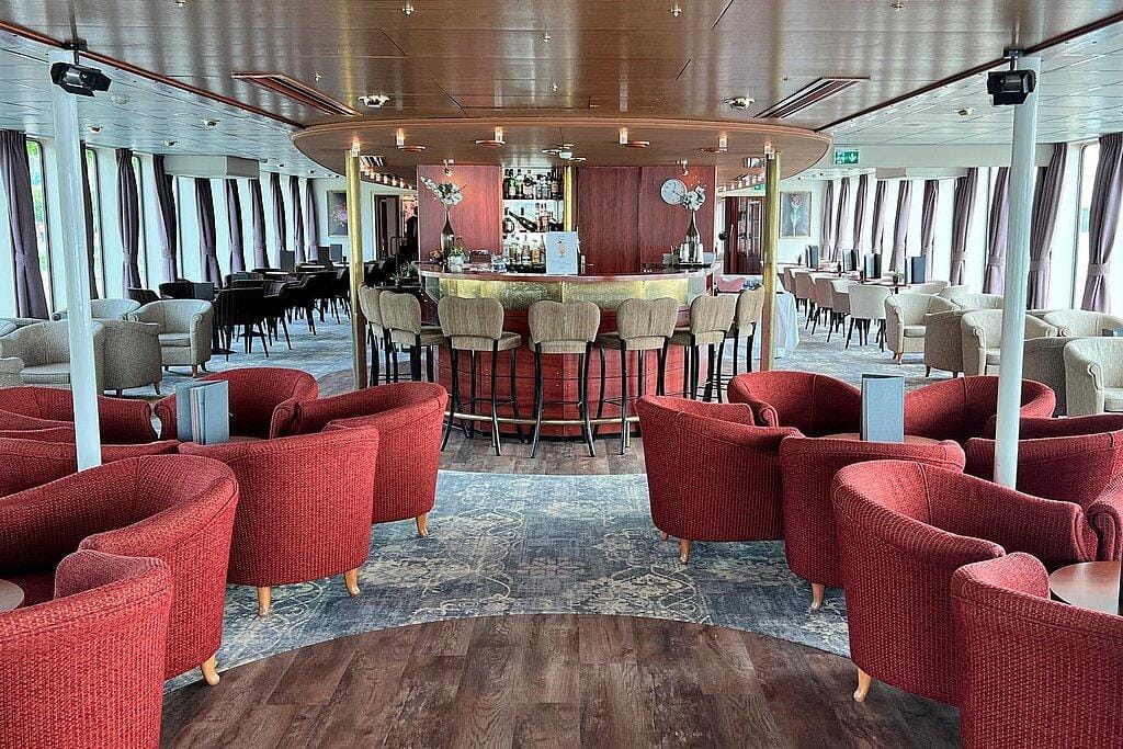 GemĂĽtliche Lounge auf einem Kreuzfahrtschiff, ideal fĂĽr Flussfahrten in Europa.