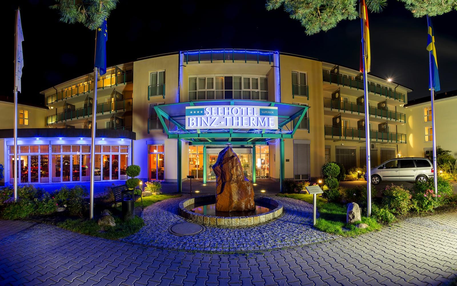 Nachtaufnahme Hoteleingang Dorint Seehotel Binz Therme