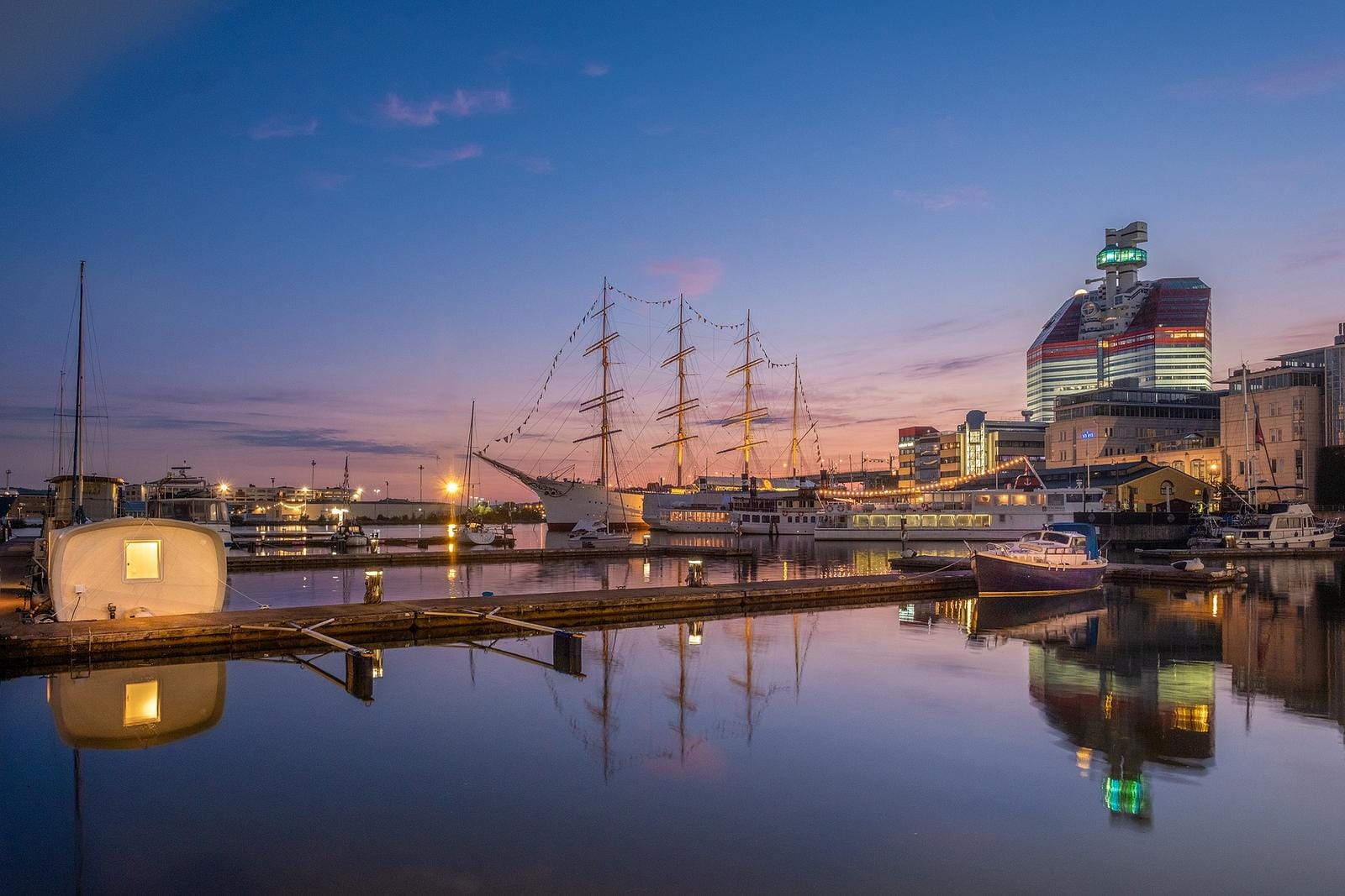 Abendstimmung am Hafen von Göteborg, Schweden, mit Segelschiff und modernen Gebäuden.