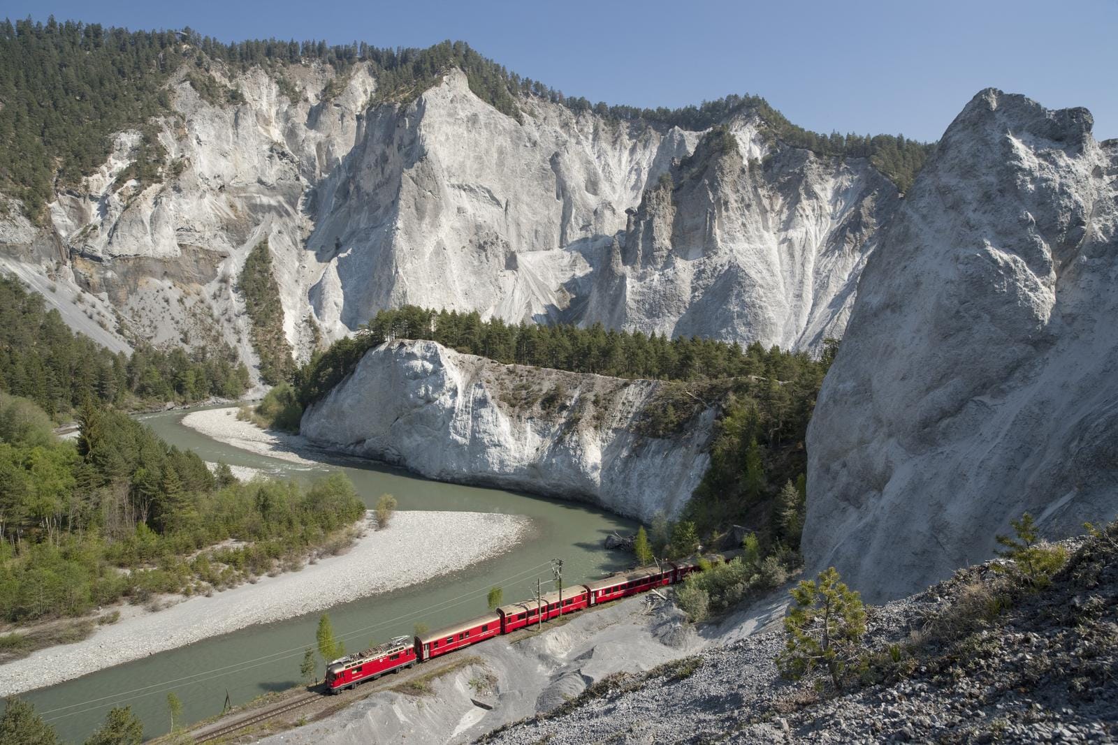 Rhätische Bahn fährt auf der Glacier Express Strecke durch die Rheinschlucht