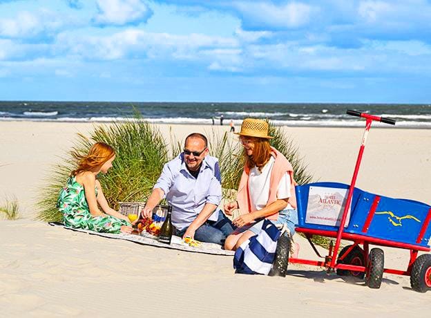 Familie am Strand Hotel Atlantic Juist