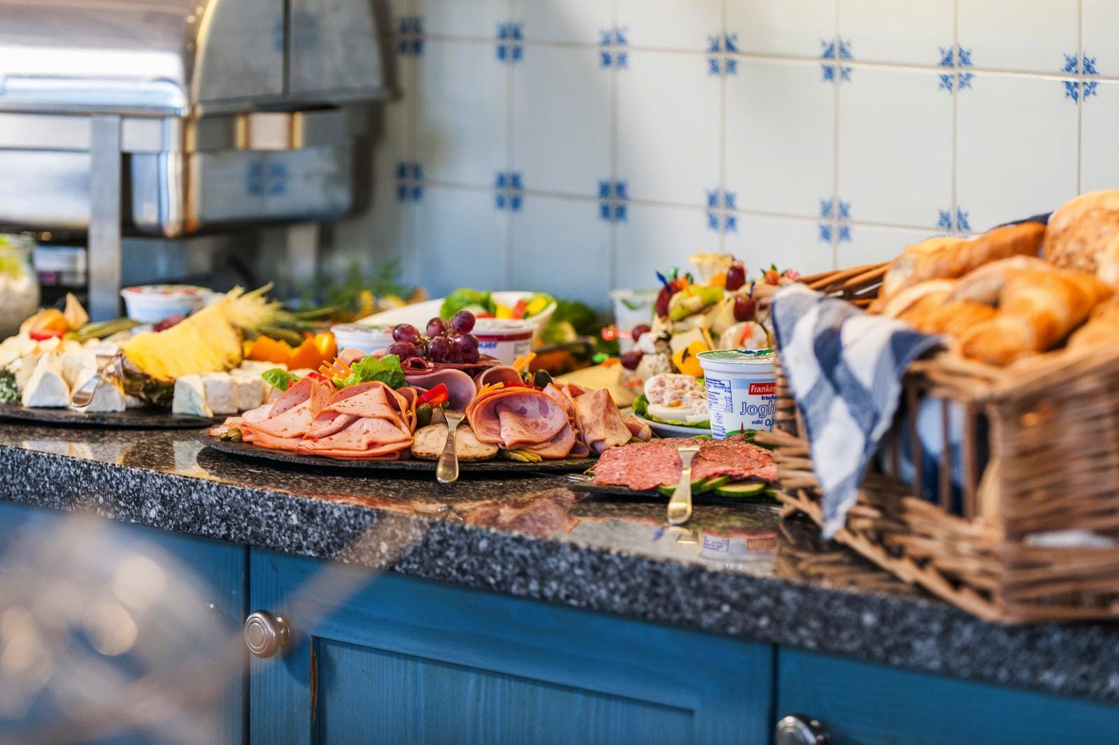 Leckeres Frühstücksbuffet mit frischen Croissants und Aufschnitt Hotel Sylter Domizil