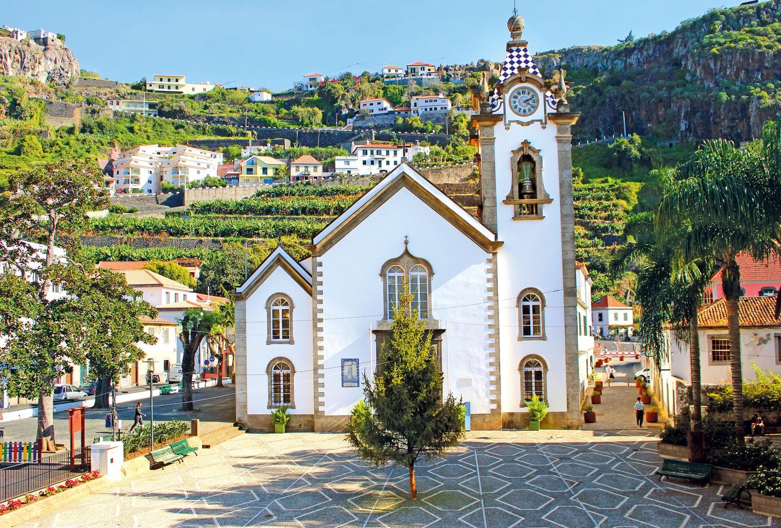 Charmante Kirche umgeben von grünen Hügeln in Madeira, Portugal. Perfekt für Erholung!