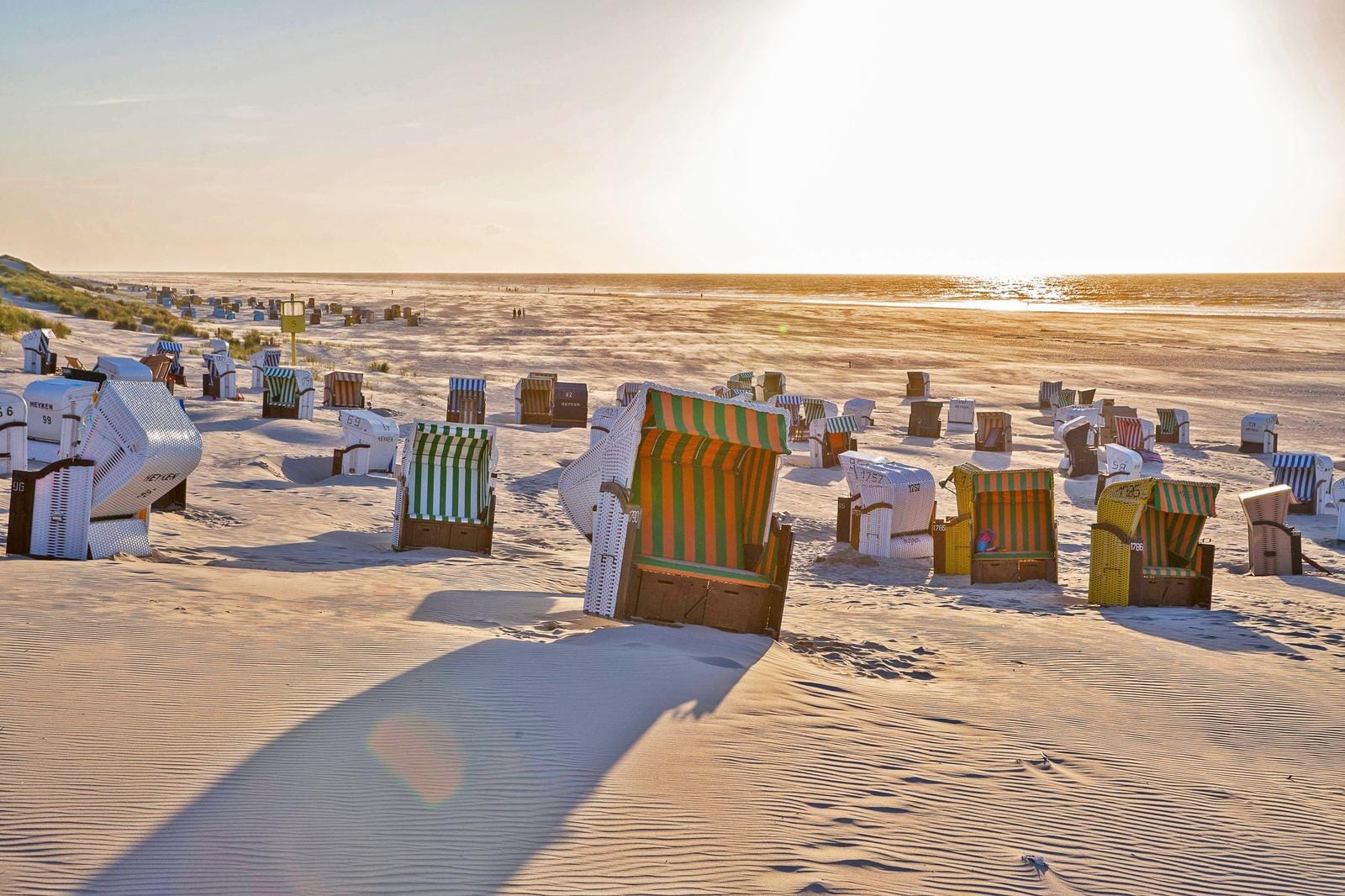 Strandkörbesonnigen Sandstrand Nordseehotel Freese Juist