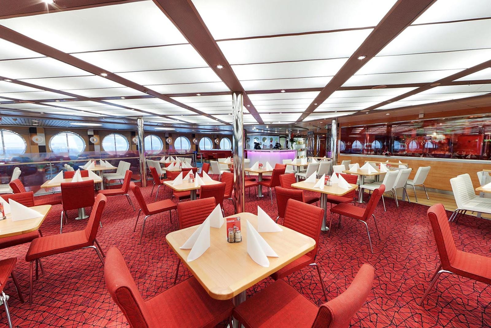 Elegantes Schiffsrestaurant auf der Stena Line mit rotem Teppich.