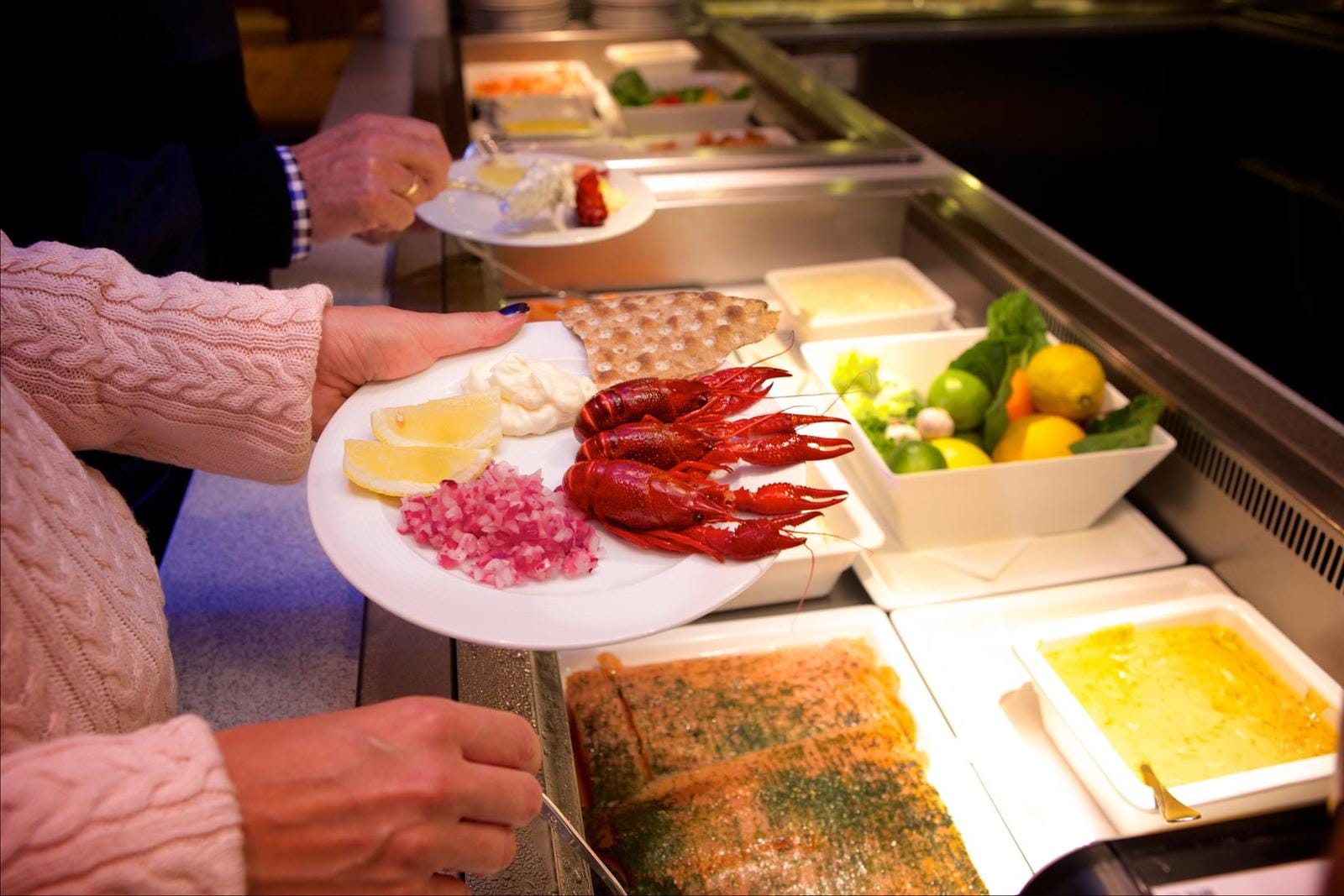 Frisches Meeresfrüchte-Buffet in Stockholm mit Krebsen, Knäckebrot und Zitronenscheiben.