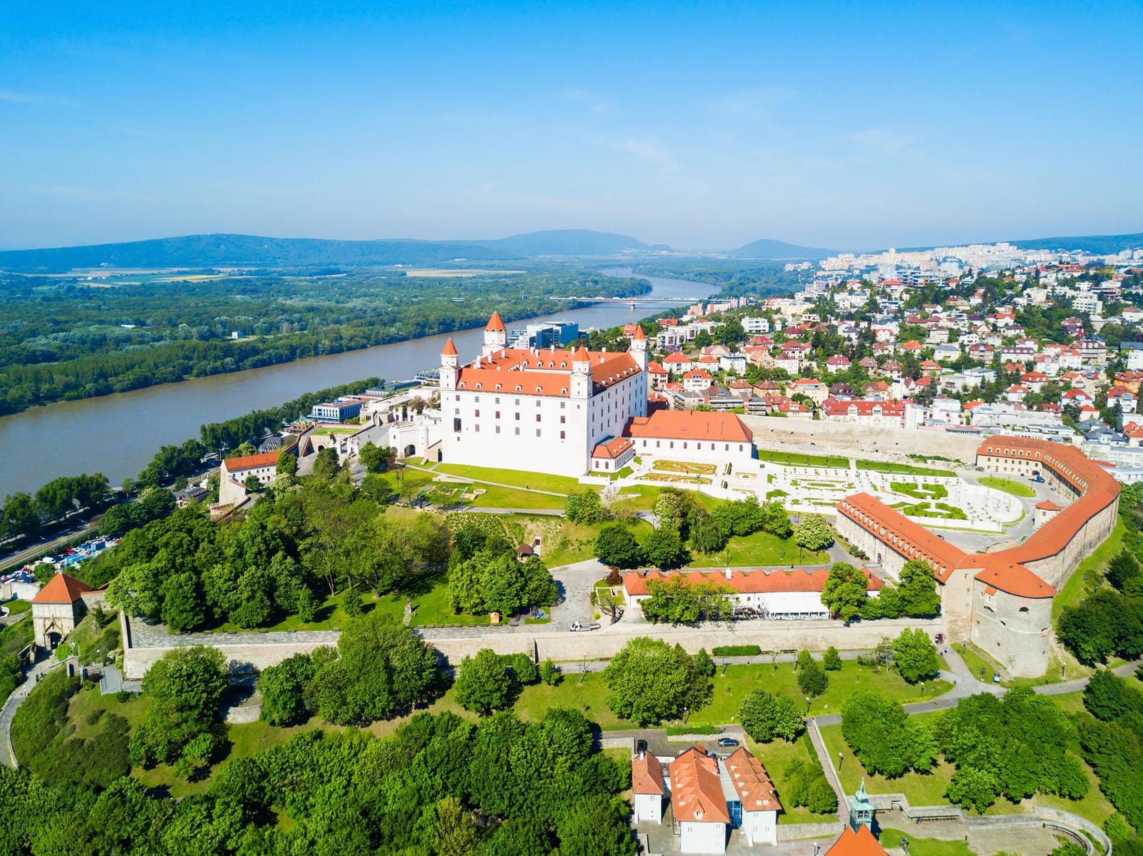 Millhistorisches Stadtzentrum Bratislava, Slowakei, mit Donau und Burg im Panoramaansicht.