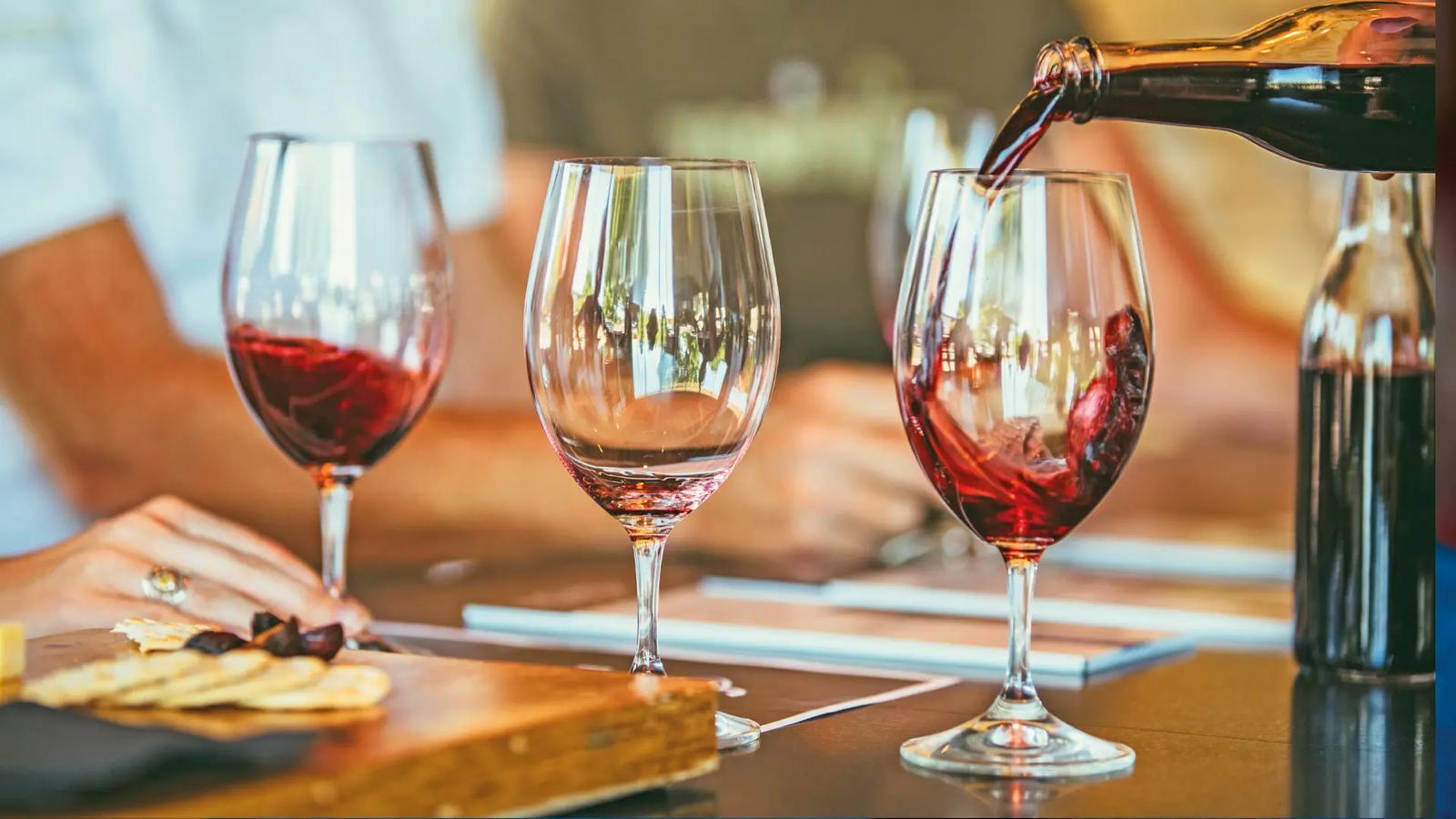 Wein im Restaurant: Genießen Sie edle Tropfen und lokale Köstlichkeiten.