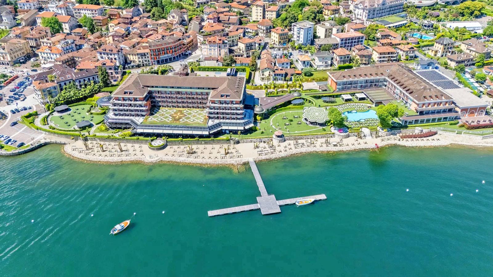 Küstenstadt in Italien mit Blick auf das Wasser, Rheingold Lago Maggiore