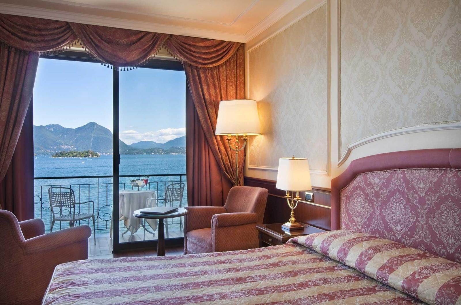 Elegantes Hotelzimmer mit Blick auf den Lago Maggiore in Italien