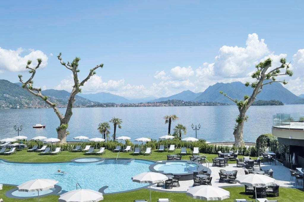 Pool und Liegen am Lago Maggiore Rheingold