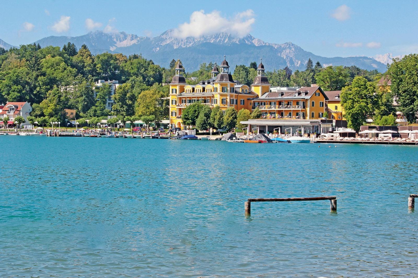 Malerische Architektur am Wörthersee in Österreich, eingebettet zwischen Bergen und klarem Wasser.