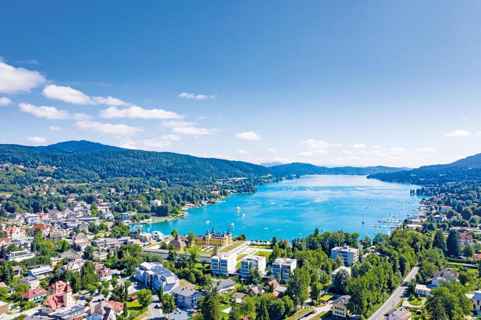 Klares Wasser und grüne Hügel am Wörthersee in Österreich bieten malerische Urlaubskulisse.